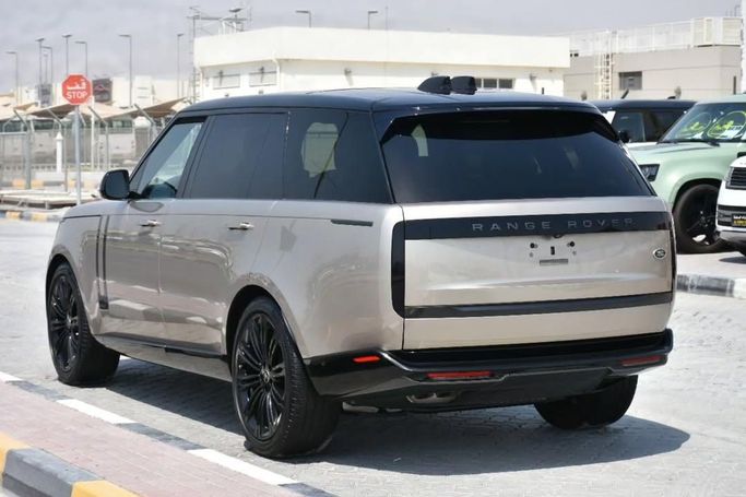 Подержанный Land Rover Range Rover P360 MHEV V, 3.0 л, 2023 в Шардже от Alfaris Used Cars Серый цвет.  | AUTO.AE