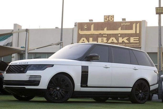 Подержанный Land Rover Range Rover IV Рестайлинг, 5.0 л, 2018 в Шардже от Al Bake Used Cars Белый цвет.  | AUTO.AE