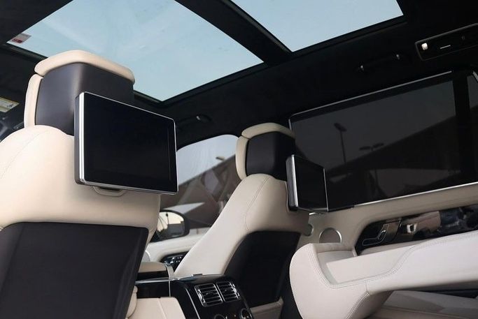 Подержанный Land Rover Range Rover IV Рестайлинг, 5.0 л, 2018 в Шардже от Al Bake Used Cars Белый цвет.  | AUTO.AE