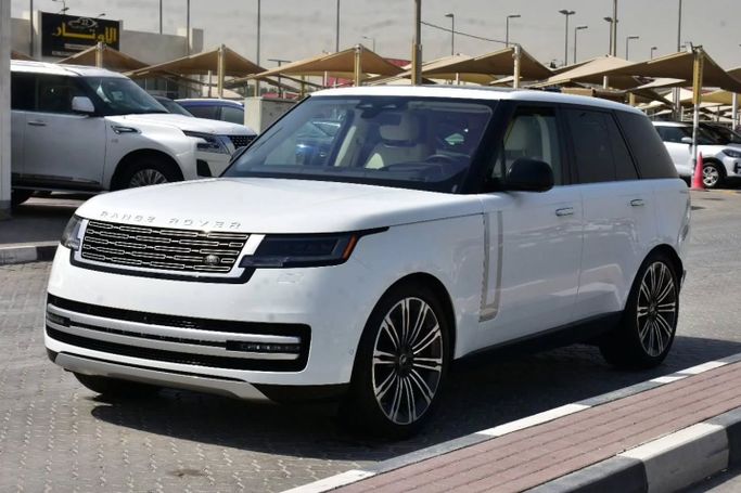 Подержанный Land Rover Range Rover P400 MHEV V, 3.0 л, 2023 в Шардже от Alfaris Used Cars Белый цвет. Other | AUTO.AE