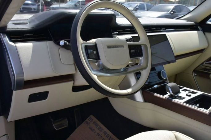 Подержанный Land Rover Range Rover P400 MHEV V, 3.0 л, 2023 в Шардже от Alfaris Used Cars Белый цвет. Other | AUTO.AE