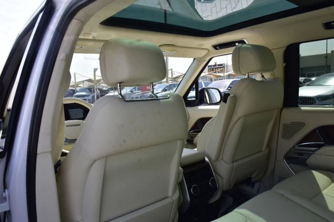 Подержанный Land Rover Range Rover P400 MHEV V, 3.0 л, 2023 в Шардже от Alfaris Used Cars Белый цвет. Other | AUTO.AE