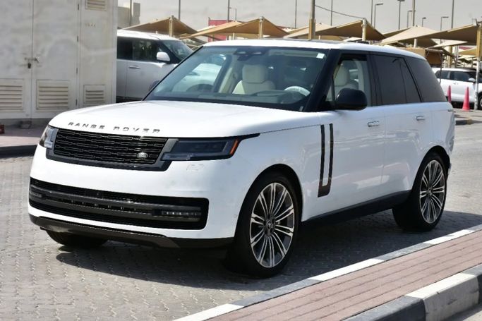 Подержанный Land Rover Range Rover P400 MHEV V, 3.0 л, 2024 в Шардже от Alfaris Used Cars Белый цвет. Other | AUTO.AE