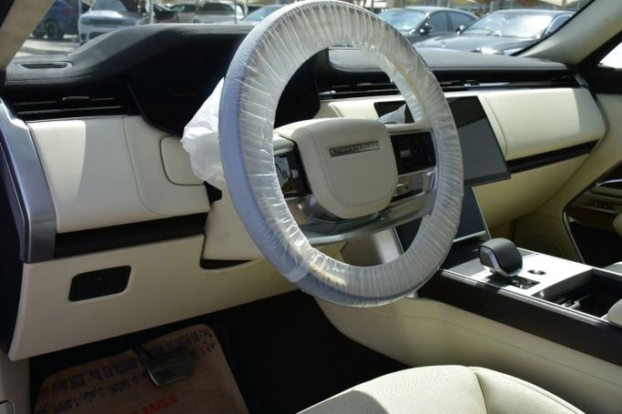 Подержанный Land Rover Range Rover P400 MHEV V, 3.0 л, 2024 в Шардже от Alfaris Used Cars Белый цвет. Other | AUTO.AE