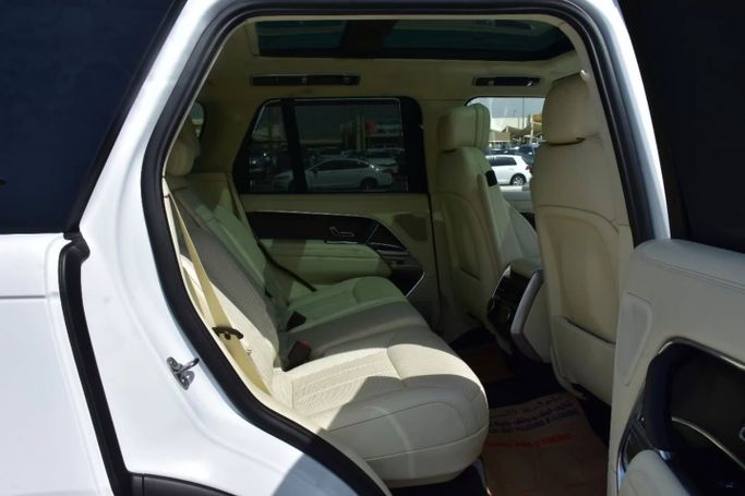 Подержанный Land Rover Range Rover P400 MHEV V, 3.0 л, 2024 в Шардже от Alfaris Used Cars Белый цвет. Other | AUTO.AE