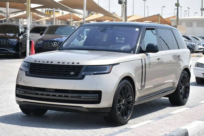 Подержанный Land Rover Range Rover P400 MHEV V, 3.0 л, 2023 в Шардже от Alfaris Used Cars Золотистый цвет. Other | AUTO.AE
