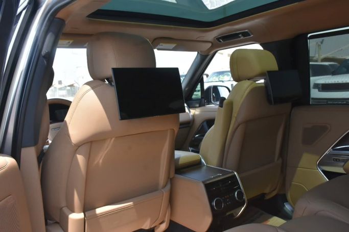 Подержанный Land Rover Range Rover P400 MHEV V, 3.0 л, 2023 в Шардже от Alfaris Used Cars Золотистый цвет. Other | AUTO.AE