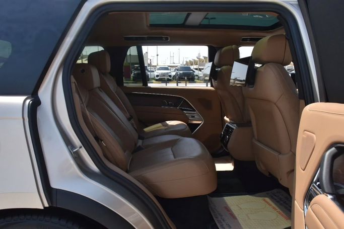 Подержанный Land Rover Range Rover P400 MHEV V, 3.0 л, 2023 в Шардже от Alfaris Used Cars Золотистый цвет. Other | AUTO.AE