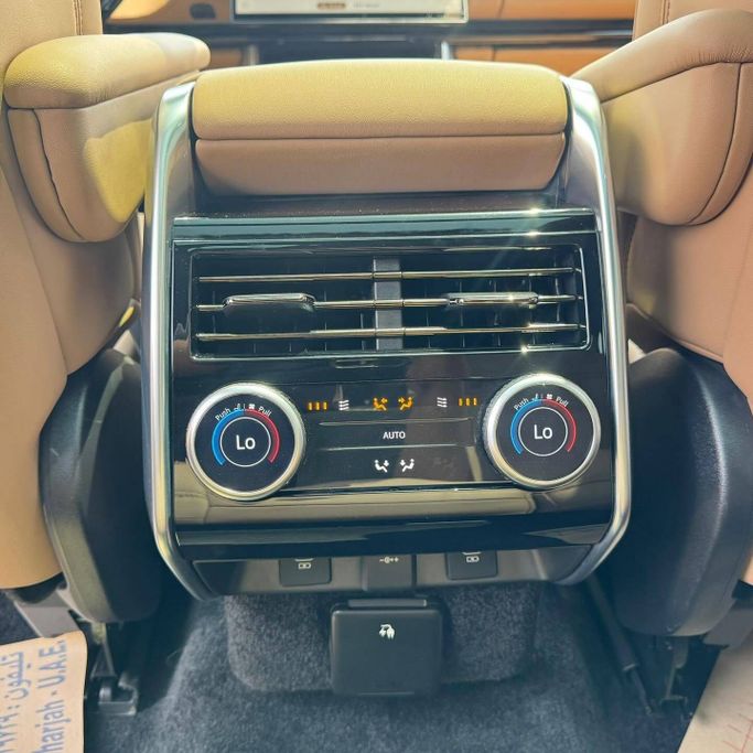 Подержанный Land Rover Range Rover P530 MHEV V, 4.4 л, 2024 в Шардже от Alfaris Used Cars Золотистый цвет. Other | AUTO.AE