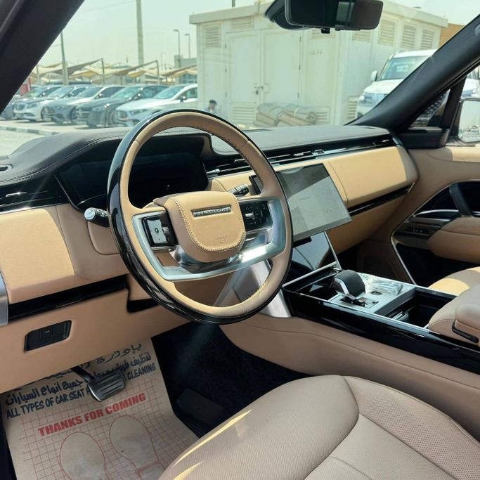 Подержанный Land Rover Range Rover P530 MHEV V, 4.4 л, 2024 в Шардже от Alfaris Used Cars Золотистый цвет. Other | AUTO.AE