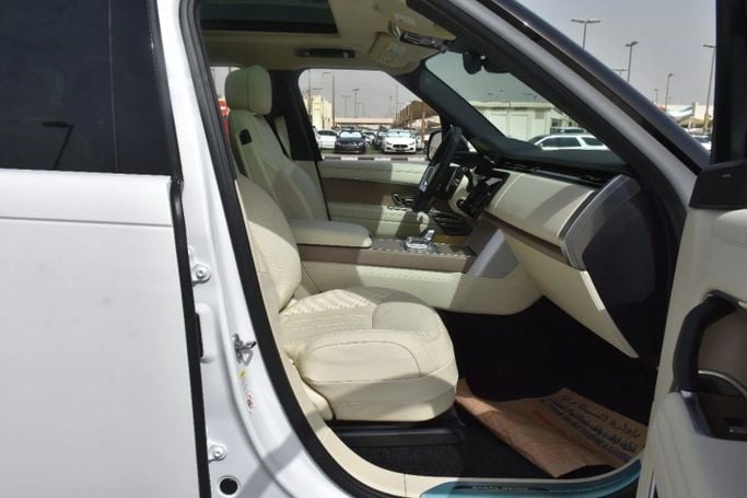 Used Land Rover Range Rover P400 MHEV V, 3.0 l, 2025 in Sharjah by Alfaris Used Cars, White color. Other | AUTO.AE