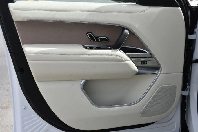 Used Land Rover Range Rover P400 MHEV V, 3.0 l, 2025 in Sharjah by Alfaris Used Cars, White color. Other | AUTO.AE