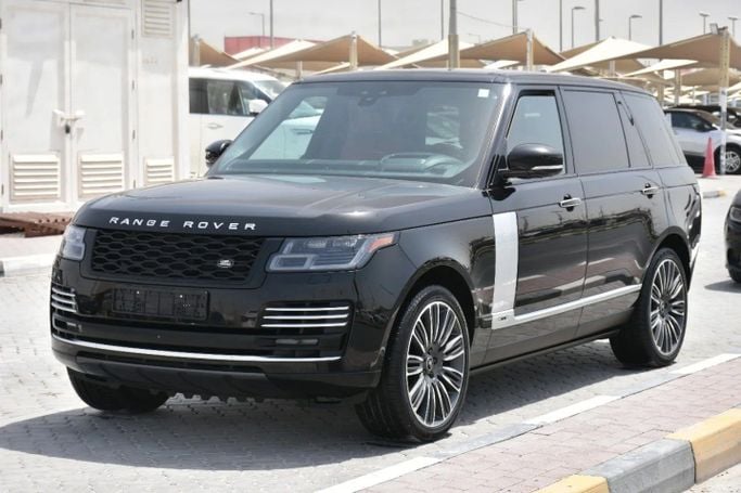 Подержанный Land Rover Range Rover P525 IV Рестайлинг, 5.0 л, 2021 в Шардже от Alfaris Used Cars Черный цвет.  | AUTO.AE