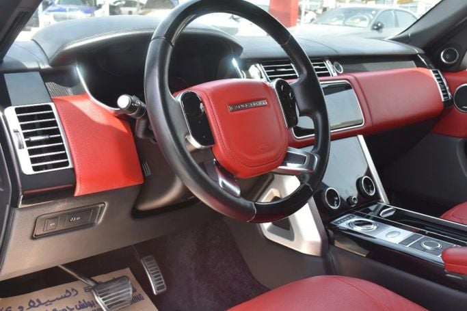 Подержанный Land Rover Range Rover P525 IV Рестайлинг, 5.0 л, 2021 в Шардже от Alfaris Used Cars Черный цвет.  | AUTO.AE