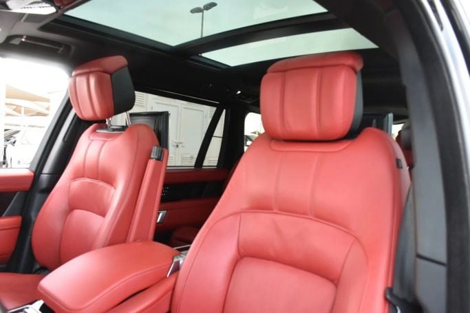 Подержанный Land Rover Range Rover P525 IV Рестайлинг, 5.0 л, 2021 в Шардже от Alfaris Used Cars Черный цвет.  | AUTO.AE