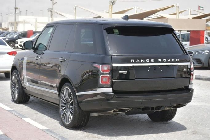 Подержанный Land Rover Range Rover P525 IV Рестайлинг, 5.0 л, 2021 в Шардже от Alfaris Used Cars Черный цвет.  | AUTO.AE