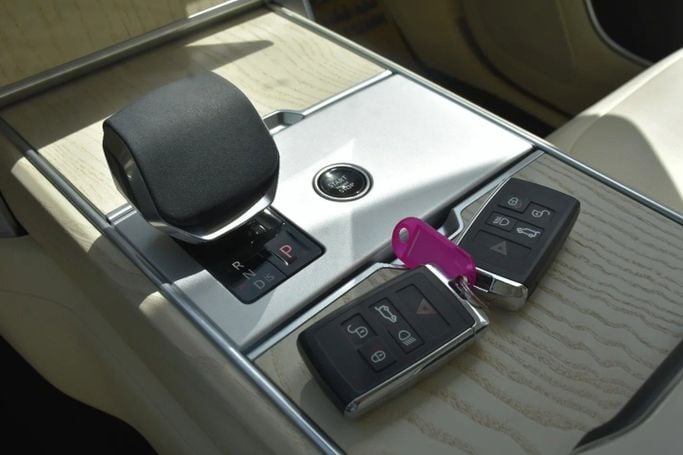 Подержанный Land Rover Range Rover P400 MHEV V, 3.0 л, 2024 в Шардже от Alfaris Used Cars Белый цвет. Other | AUTO.AE