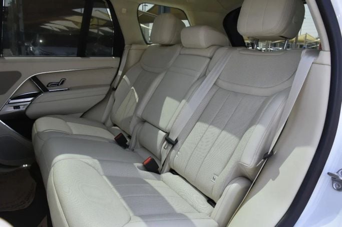 Подержанный Land Rover Range Rover P400 MHEV V, 3.0 л, 2024 в Шардже от Alfaris Used Cars Белый цвет. Other | AUTO.AE