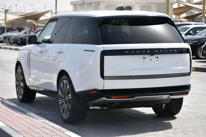 Подержанный Land Rover Range Rover P400 MHEV V, 3.0 л, 2024 в Шардже от Alfaris Used Cars Белый цвет. Other | AUTO.AE