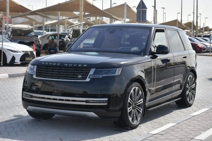 Подержанный Land Rover Range Rover P530 MHEV V, 4.4 л, 2023 в Шардже от Alfaris Used Cars Черный цвет. Other | AUTO.AE