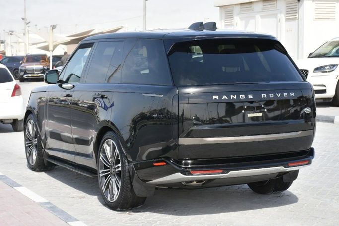 Подержанный Land Rover Range Rover P530 MHEV V, 4.4 л, 2023 в Шардже от Alfaris Used Cars Черный цвет. Other | AUTO.AE