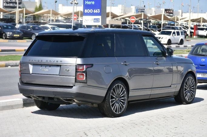 Подержанный Land Rover Range Rover P525 IV Рестайлинг, 5.0 л, 2021 в Шардже от Alfaris Used Cars Серебристый цвет. Other | AUTO.AE