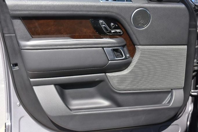 Подержанный Land Rover Range Rover P525 IV Рестайлинг, 5.0 л, 2021 в Шардже от Alfaris Used Cars Серебристый цвет. Other | AUTO.AE