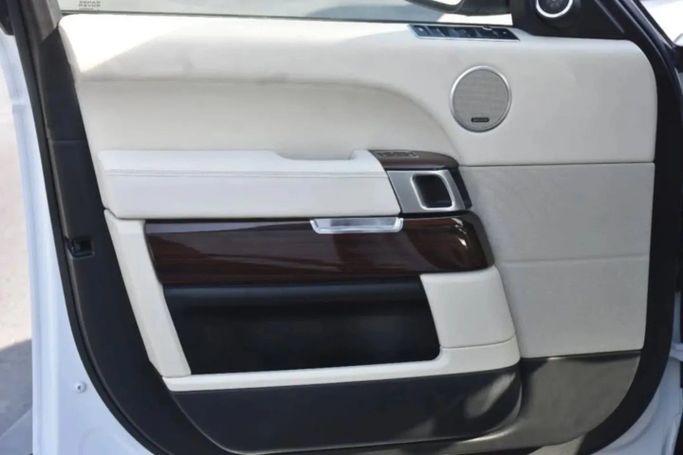 Подержанный Land Rover Range Rover P340 IV, 3.0 л, 2015 в Шардже от Alfaris Used Cars Белый цвет. Other | AUTO.AE