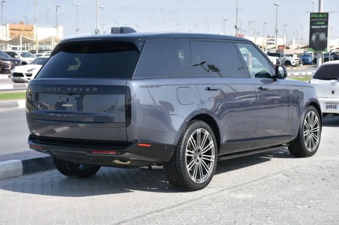 Подержанный Land Rover Range Rover P400 MHEV V, 3.0 л, 2024 в Шардже от Alfaris Used Cars Серый цвет. Other | AUTO.AE