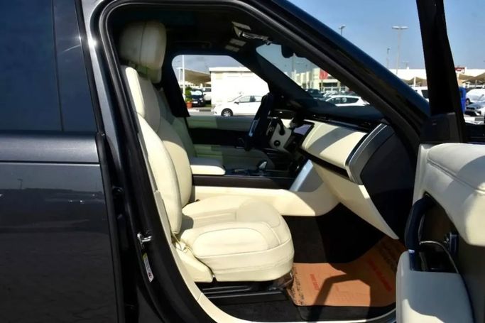 Подержанный Land Rover Range Rover P360 MHEV V, 3.0 л, 2023 в Шардже от Alfaris Used Cars Серый цвет. Other | AUTO.AE