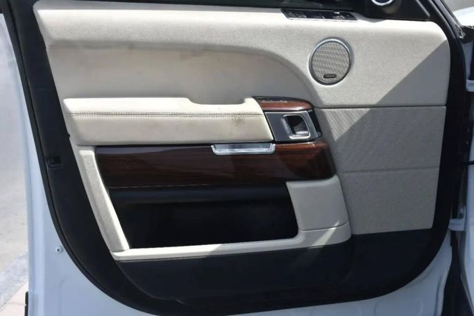 Подержанный Land Rover Range Rover P375 IV, 5.0 л, 2015 в Шардже от Alfaris Used Cars Белый цвет. Other | AUTO.AE