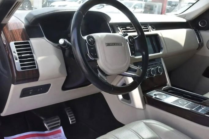Подержанный Land Rover Range Rover P375 IV, 5.0 л, 2015 в Шардже от Alfaris Used Cars Белый цвет. Other | AUTO.AE