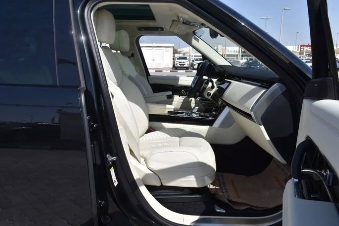 Подержанный Land Rover Range Rover P400 MHEV V, 3.0 л, 2023 в Шардже от Alfaris Used Cars Серый цвет. Other | AUTO.AE