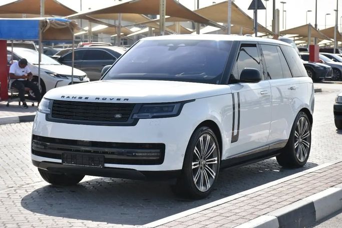 Подержанный Land Rover Range Rover P530 MHEV V, 4.4 л, 2023 в Шардже от Alfaris Used Cars Белый цвет. Other | AUTO.AE