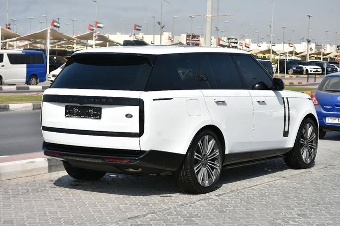 Подержанный Land Rover Range Rover P530 MHEV V, 4.4 л, 2023 в Шардже от Alfaris Used Cars Белый цвет. Other | AUTO.AE