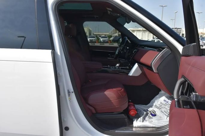 Подержанный Land Rover Range Rover P530 MHEV V, 4.4 л, 2023 в Шардже от Alfaris Used Cars Белый цвет. Other | AUTO.AE