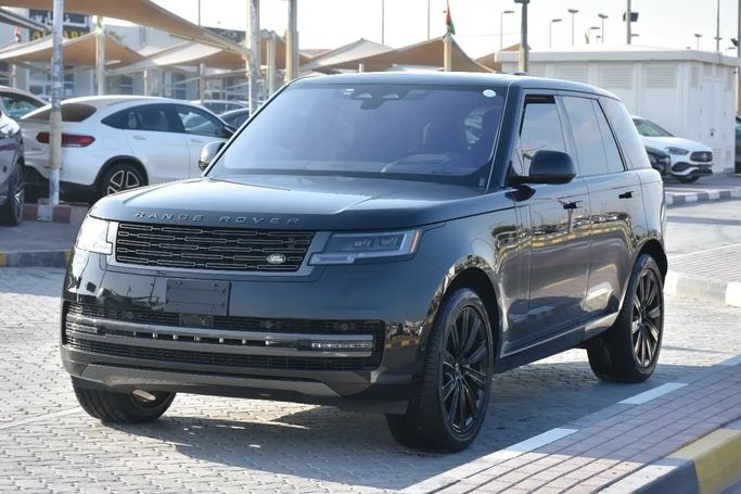 Подержанный Land Rover Range Rover P530 MHEV V, 4.4 л, 2023 в Шардже от Alfaris Used Cars Черный цвет.  | AUTO.AE