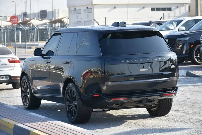 Подержанный Land Rover Range Rover P530 MHEV V, 4.4 л, 2023 в Шардже от Alfaris Used Cars Черный цвет.  | AUTO.AE