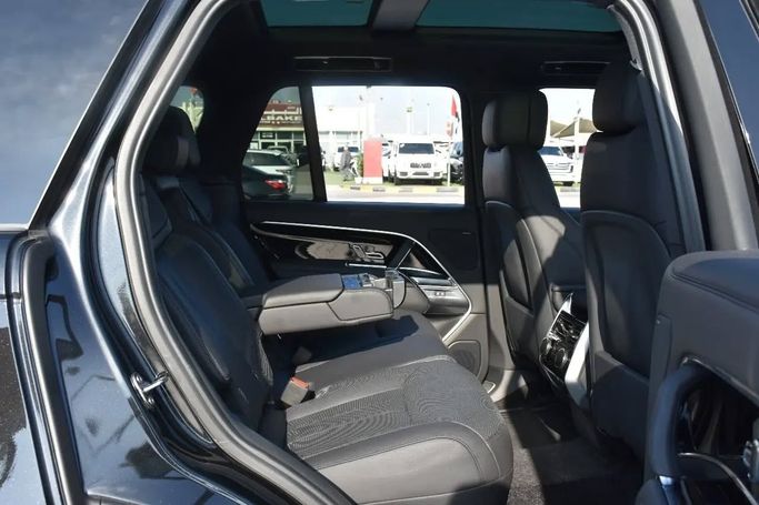 Подержанный Land Rover Range Rover P530 MHEV V, 4.4 л, 2023 в Шардже от Alfaris Used Cars Черный цвет.  | AUTO.AE