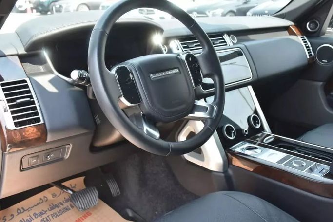 Подержанный Land Rover Range Rover P400 MHEV IV Рестайлинг, 3.0 л, 2020 в Шардже от Alfaris Used Cars Белый цвет. Other | AUTO.AE