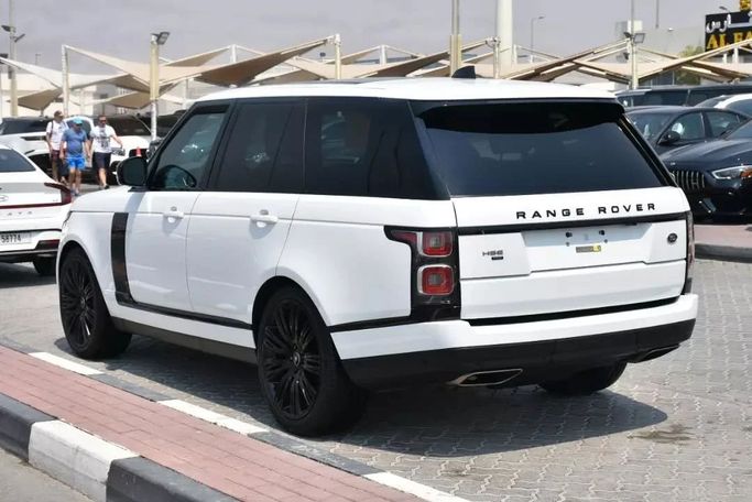 Подержанный Land Rover Range Rover P400 MHEV IV Рестайлинг, 3.0 л, 2020 в Шардже от Alfaris Used Cars Белый цвет. Other | AUTO.AE