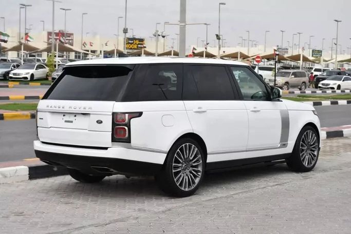 Подержанный Land Rover Range Rover P525 IV Рестайлинг, 5.0 л, 2019 в Шардже от Alfaris Used Cars Белый цвет. Other | AUTO.AE