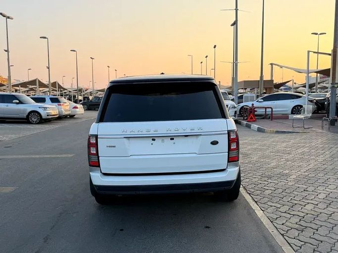 Подержанный Land Rover Range Rover P340 IV, 3.0 л, 2014 в Шардже от Taj Al Impratoor Used Cars Белый цвет. GCC | AUTO.AE