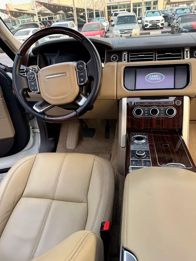 Подержанный Land Rover Range Rover P340 IV, 3.0 л, 2014 в Шардже от Taj Al Impratoor Used Cars Белый цвет. GCC | AUTO.AE