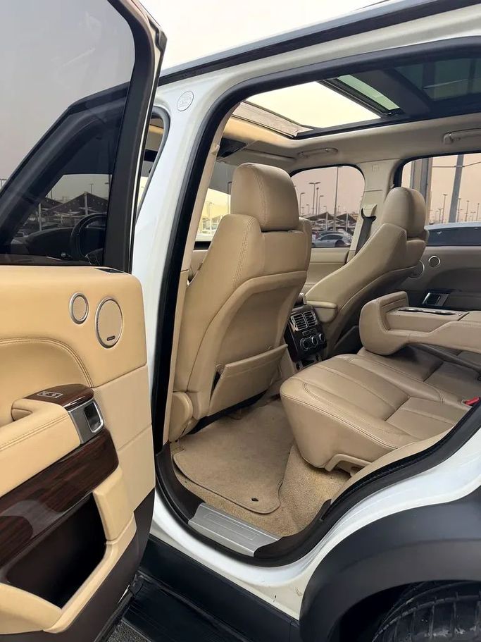 Подержанный Land Rover Range Rover P340 IV, 3.0 л, 2014 в Шардже от Taj Al Impratoor Used Cars Белый цвет. GCC | AUTO.AE