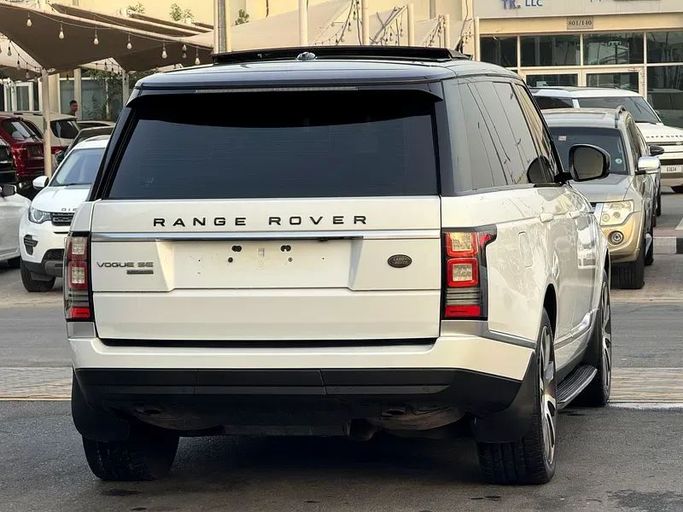 Подержанный Land Rover Range Rover P340 IV, 3.0 л, 2014 в Шардже от Taj Al Impratoor Used Cars Белый цвет. GCC | AUTO.AE