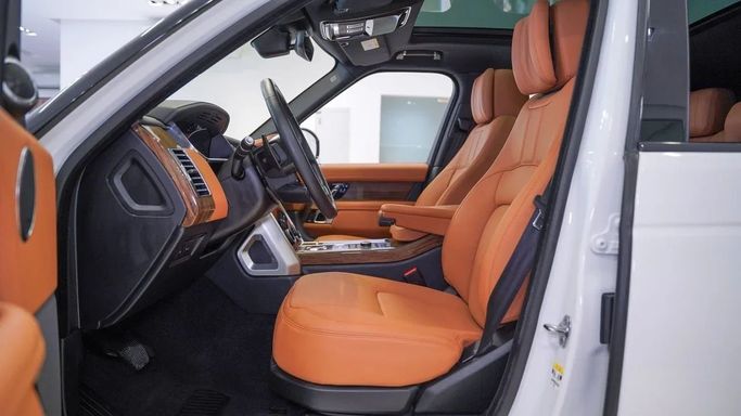 Подержанный Land Rover Range Rover P380 IV Рестайлинг, 3.0 л, 2019 в Шардже от Alsalama Motors Белый цвет. GCC | AUTO.AE