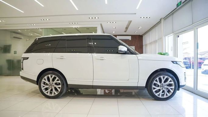 Подержанный Land Rover Range Rover P380 IV Рестайлинг, 3.0 л, 2019 в Шардже от Alsalama Motors Белый цвет. GCC | AUTO.AE