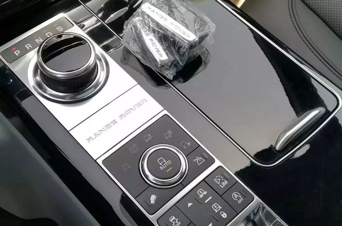 Used Land Rover Range Rover P525 IV Facelift, 5.0 l, 2017 in Sharjah by Alfaris Used Cars, White color. Other | AUTO.AE