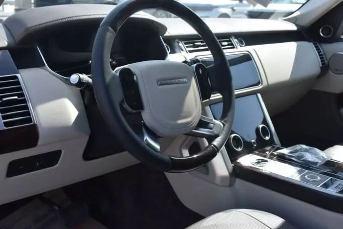 Used Land Rover Range Rover P525 IV Facelift, 5.0 l, 2020 in Sharjah by Alfaris Used Cars, White color. Other | AUTO.AE